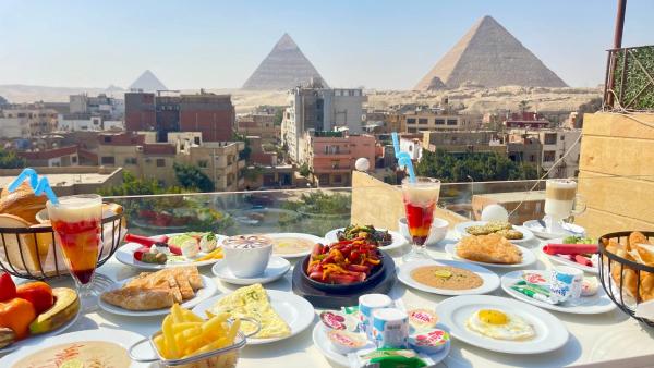 Nella foto è visibile l'oggetto Cleopatra Tower Pyramid View & Jaccuzi W Free BreakFast situato nella città di Il Cairo.