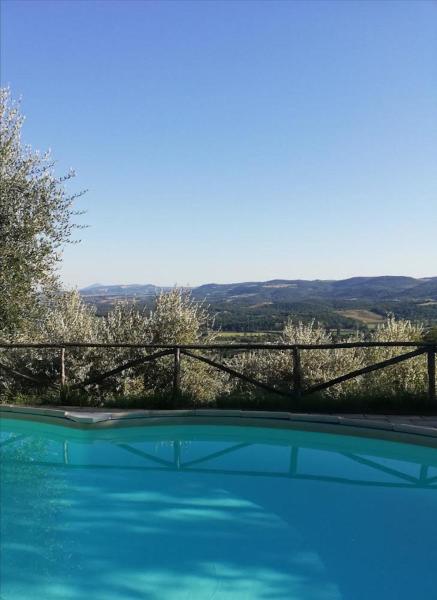 The photo shows the Il Paradiso villa in Valdichiana located in the city of Sinalunga.