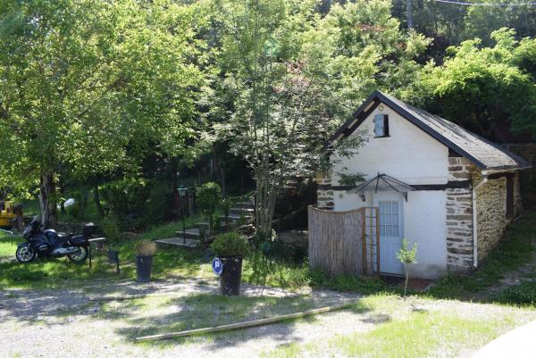 På billedet ses objektet Chalet climatisé en bordure de rivière mansardée beliggende i byen Saint-André.
