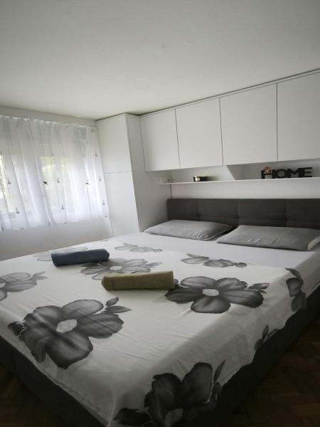 A la foto es mostra l'objecte Apartment Sunrise situat a la ciutat de Dugi Rat.