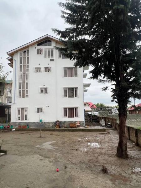 A la foto es mostra l'objecte Moajjaza stays 2Bhk situat a la ciutat de Srinagar.