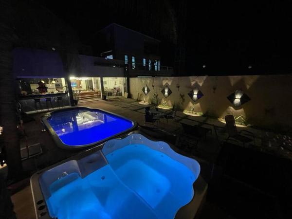 Na zdjęciu widoczny jest obiekt Luxuosa casa no Atalaia com Spa położony w mieście Salinópolis.