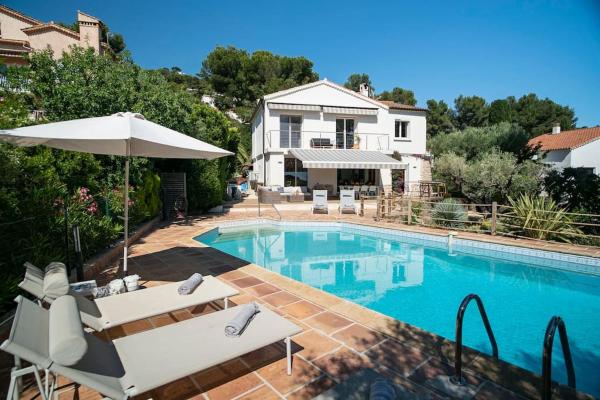 A la foto es mostra l'objecte Villa NOSSÌ BÈ situat a la ciutat de Carqueiranne.
