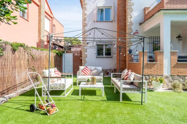 A la foto es mostra l'objecte Casa a 50 metros de la playa situat a la ciutat de Coma-ruga.