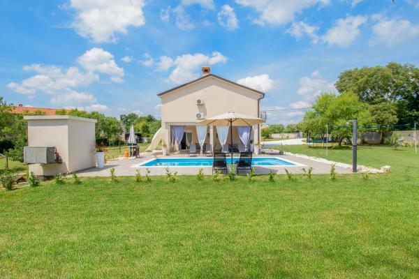 Na fotografii je vidět objekt Villa Ondine with 3 bedrooms in Istrien nacházející se ve městě Hrboki.