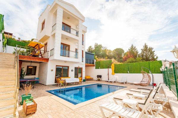 写真にはMilas市にあるÖzel Havuzlu ve Deniz Manzaralı 5 Odalı Villaが写っています。