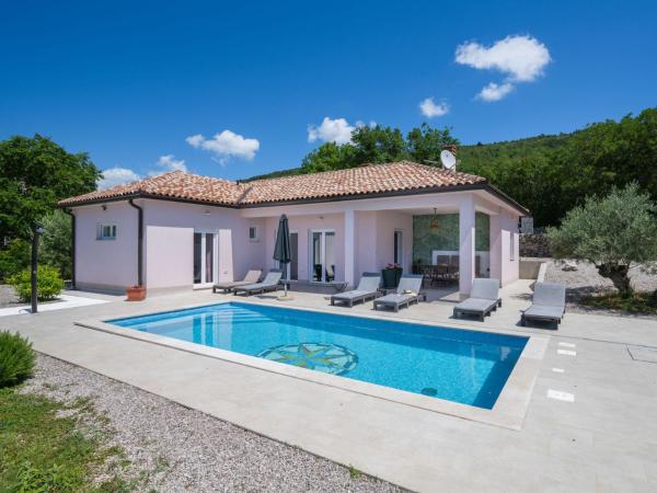 Na fotografii je vidět objekt Holiday Home Villa Tomicich by Interhome nacházející se ve městě Koromačno.