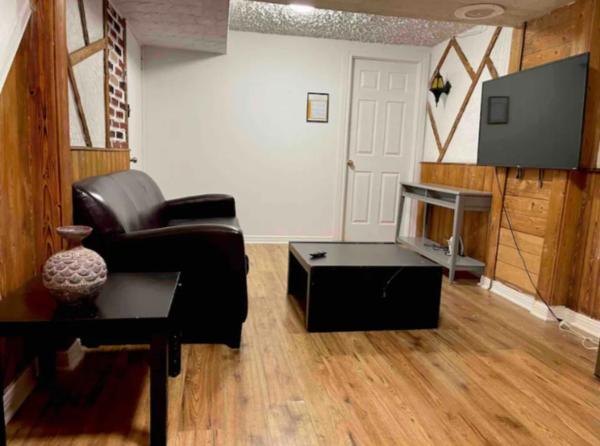 写真にはラヴァル市にあるOne bed Centrally located montreal minutes from highways and airportが写っています。