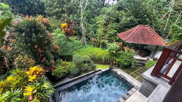 Auf dem Foto ist das Objekt Nadiya Jungle Ubud Home in der Stadt Ubud zu sehen.