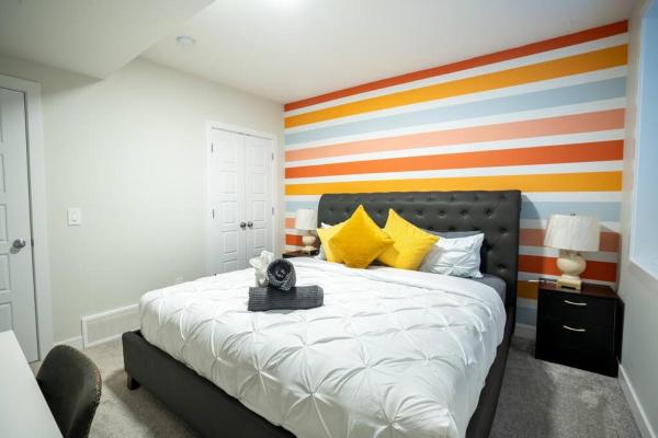 A la foto es mostra l'objecte Warm getaway Perfect for 4 situat a la ciutat de Edmonton.