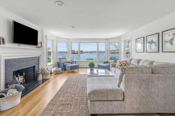 A la foto es mostra l'objecte Stunning Waterfront Home with Hot Tub Deck Fire Pits and Office situat a la ciutat de Dennis.