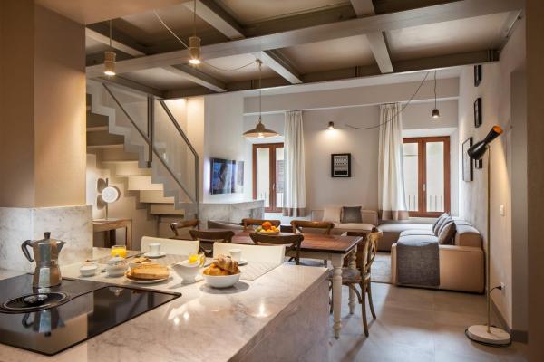 På billedet ses objektet Penthouse in Siena's Heart with Elevator & Parking beliggende i byen Siena.