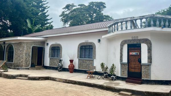 Na fotografii je vidět objekt John's Place nacházející se ve městě Arusha.