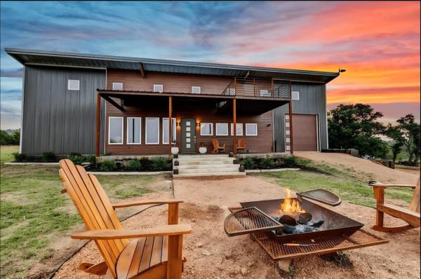 A la foto es mostra l'objecte Enchanted Rock Ridge - Cowboy Pool - Hot Tub - Firepit situat a la ciutat de Crabapple.