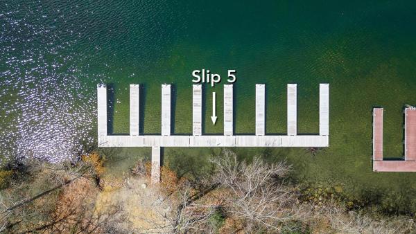 A la foto es mostra l'objecte Ferndale: New, Lake Access w. Dock Slip, Hot Tub, Dogs OK situat a la ciutat de Oakland.