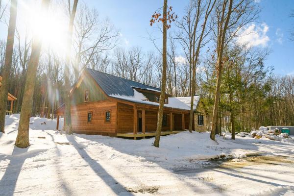 A la foto es mostra l'objecte Stone Haven: New, Lake Access w. Dock Slip, Hot Tub, Fire Pit situat a la ciutat de Oakland.