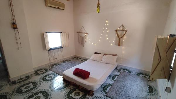A la foto es mostra l'objecte Boho Loco situat a la ciutat de Dahab.