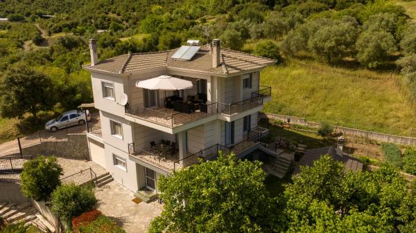 Na fotografii je vidět objekt LaGo Village House nacházející se ve městě Sarakína.