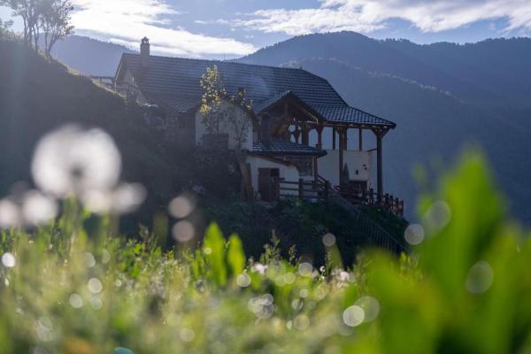 写真にはÇerem市にあるAlpin Zeneli Chaletが写っています。
