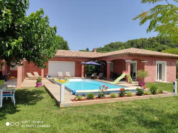 A la foto es mostra l'objecte Location Lei parpaioun Salernes piscine privée situat a la ciutat de Salernes.