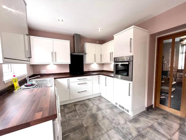 På billedet ses objektet Enjoy A Spacious 3 Br Home beliggende i byen Gateshead.