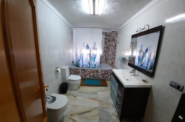 Na zdjęciu widoczny jest obiekt Casa en Balerma para alquilar los meses de verano położony w mieście Balerma.