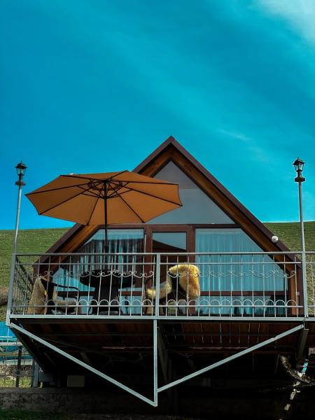 Auf dem Foto ist das Objekt Kolsay Tanbalytas A-Frame in der Stadt Karabulak zu sehen.