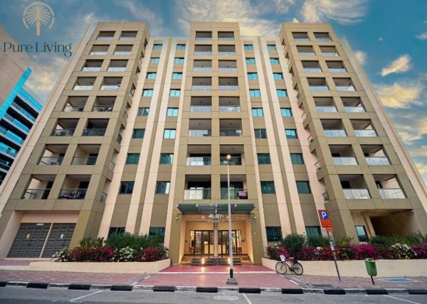 Na zdjęciu widoczny jest obiekt Modern living nestled with 1BR_Silicon Oasis Dubai położony w mieście Dubaj.