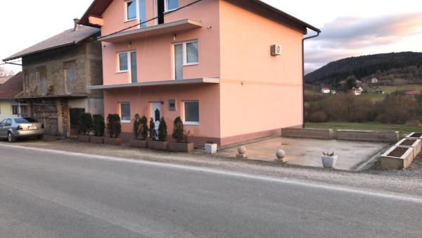 The photo shows the Smjestaj Glamoč located in the city of Čelebić.