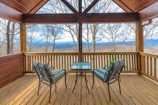 A la foto es mostra l'objecte A Bears Lair - Scenic Views, Hot Tub, Cozy Fireplace in the Prestigious Mountain High Community near Blue Ridge - Mineral Bluff, situat a la ciutat de Mineral Bluff.