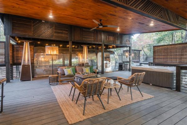 写真にはChestnut Gap市にあるEasy Tiger - Modern Elegance, Hot Tub, Outdoor Fire Table, Serene Forest Views - Blue Ridge, GAが写っています。