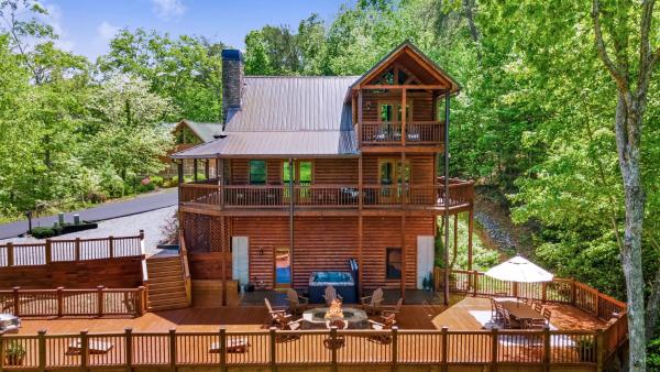Kuvassa näkyy kohde Bears Repeating - Pet Friendly, Blue Ridge GA Retreat - Mountain Views, Hot Tub, Firepit, Game Room, Outdoor Deck space, private, joka sijaitsee kaupungissa Blue Ridge.