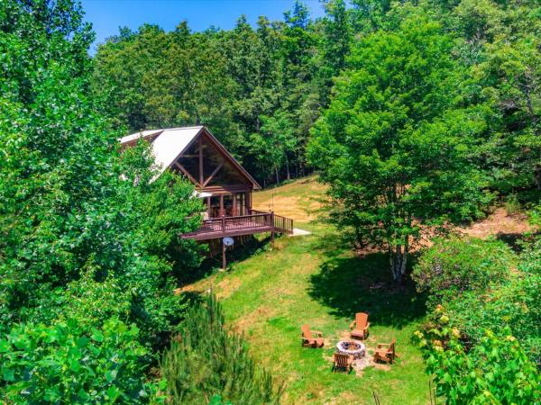 A la foto es mostra l'objecte Hillside Hideaway - Secluded Mountain Cabin Rental - Peaceful Forest Views, Hot Tub, Outdoor Fire Pit, Pet Friendly, Billiards T situat a la ciutat de Mineral Bluff.