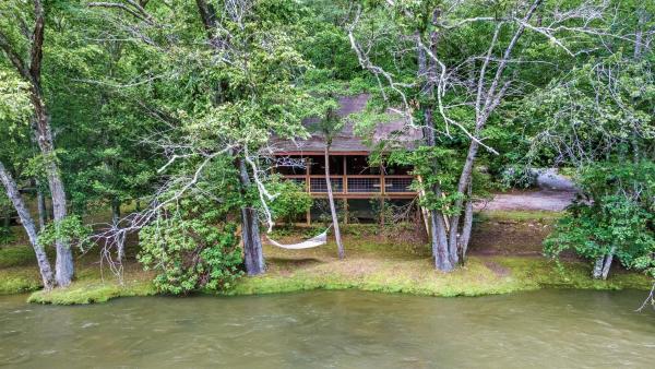 A la foto es mostra l'objecte Sevens Secret - McCaysville GA on Toccoa River - On Toccoa River, Porch Swing, Firepit, Serene Surroundings, Air Hockey Table, H situat a la ciutat de Mineral Bluff.
