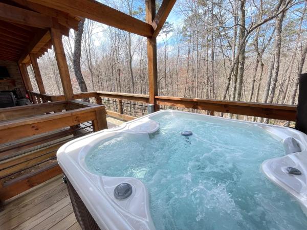 Foto 2: Rustic Elegance - Blue Ridge, GA - Enjoy Peaceful Forest Views, Soak in the Hot Tub, Challenge Friends in the Arcade, and Gather