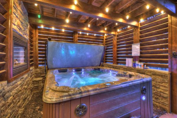 På billedet ses objektet Sassafras Lodge - Cabin in North GA - Pet Friendly - Hot Tub, Fireplace, Mountain Views, Gas Griddle, Outdoor Fire Pit, Shuffleb beliggende i byen Mineral Bluff.
