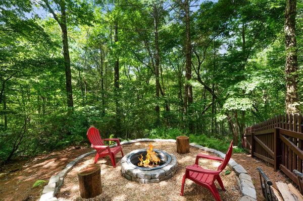 La photo montre l'objet Melody Creek Cabin - Edge Of Cohutta National Forest, Hot Tub, Outdoor Fire Pit - Ellijay, GA situé dans la ville de Cherry Log.