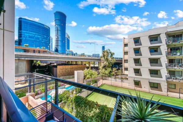 Kuvassa näkyy kohde Perth city l CBD and Pool view l 1 King bed and 2 Single beds, joka sijaitsee kaupungissa Perth.