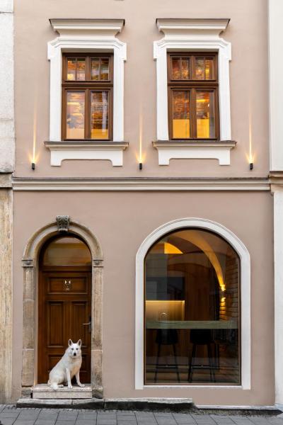 Na fotografii je vidět objekt White Wolf Boutique Apartments nacházející se ve městě Olomouc.