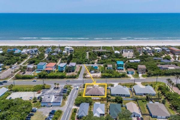 På bildet vises objektet Stunning Beachfront Duplex! som ligger i byen St. Augustine.