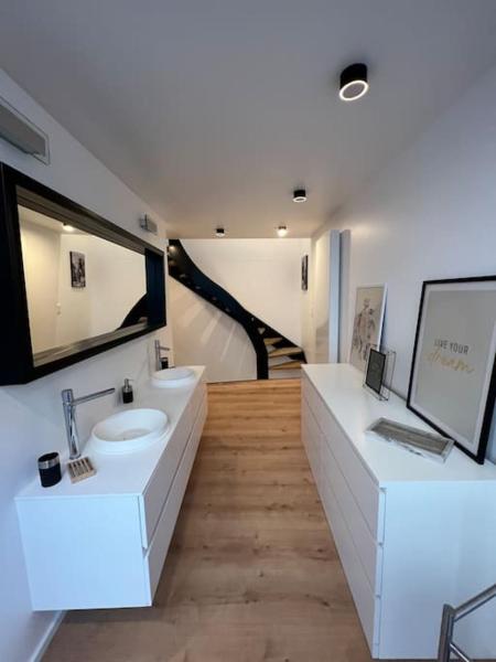 A la foto es mostra l'objecte Triplex d'architecte en hypercentre situat a la ciutat de Lieja.