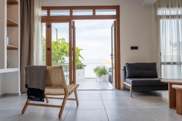 Na fotografii je vidět objekt Icon seaside apartments nacházející se ve městě Oinoússai.