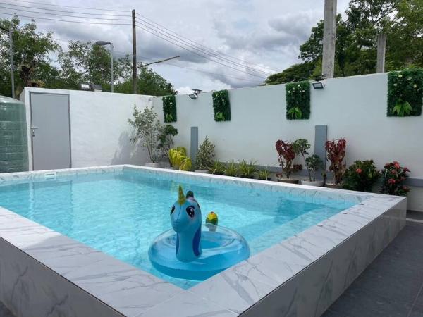 写真にはBan Krasang市にあるRisa Poolvilla Buriram ริสา พูลวิลล่าが写っています。