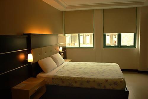 Na fotografii je vidět objekt Olongapo Travel Lodge nacházející se ve městě Olongapo.