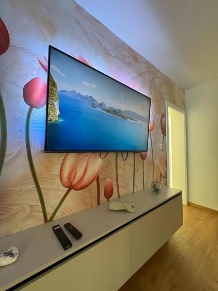 写真にはSmirić市にあるThree bedroom Apartmant with Sea View & Terrace - Angela's Apartmentsが写っています。