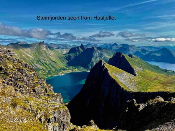 Auf dem Foto ist das Objekt Rural life on the rough coastline of Senja in der Stadt Berg zu sehen.