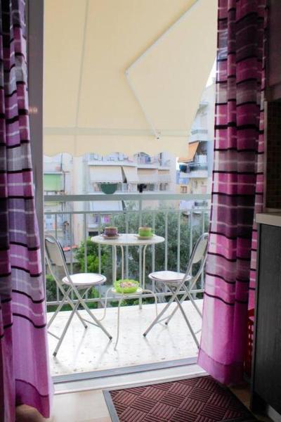 На фото показан объект Santa Barbara's cute apartment, расположенный в городе Каламата.