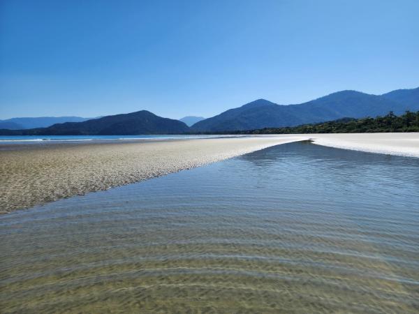 The photo shows the Canto do Jabaquara located in the city of Paraty.