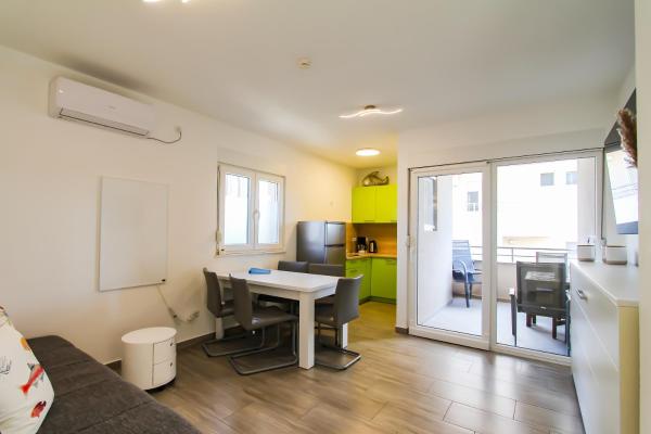 Baka Mara 4 - New And Stylish - Biograd na Moru