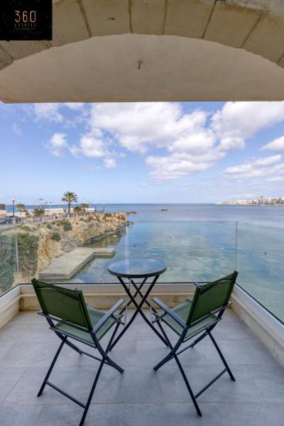Seafront, studio home with private seaview terrace by 360 Estatesの写真1